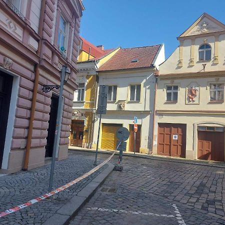 Apartman V Centru Na Velkem Namesti ฮราเดตสคราโลเว ภายนอก รูปภาพ