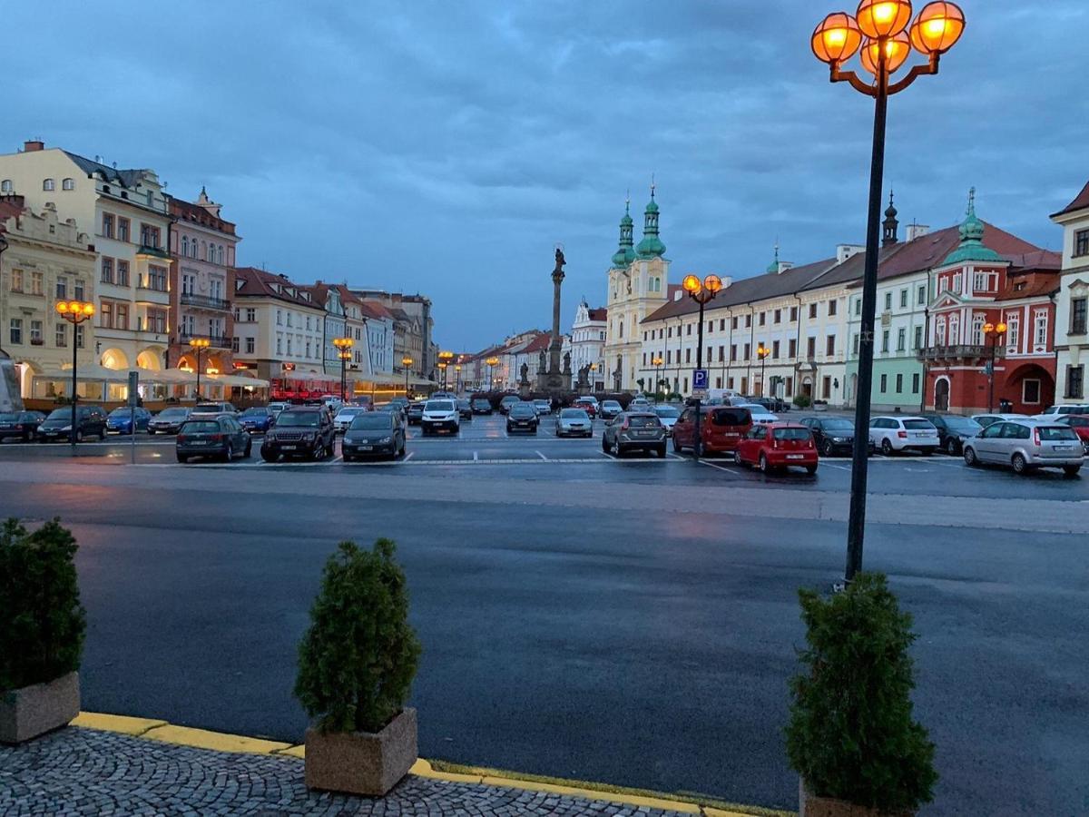 Apartman V Centru Na Velkem Namesti ฮราเดตสคราโลเว ภายนอก รูปภาพ