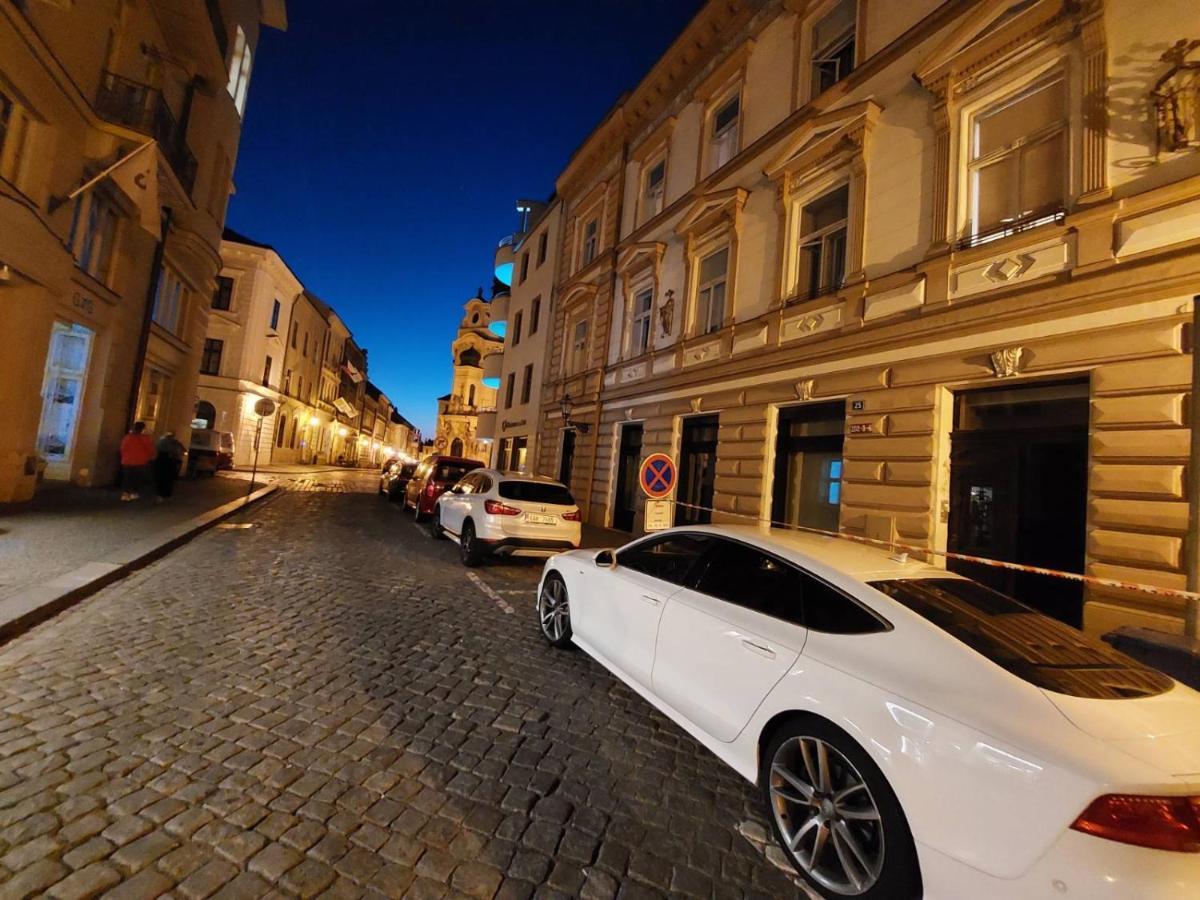 Apartman V Centru Na Velkem Namesti ฮราเดตสคราโลเว ภายนอก รูปภาพ